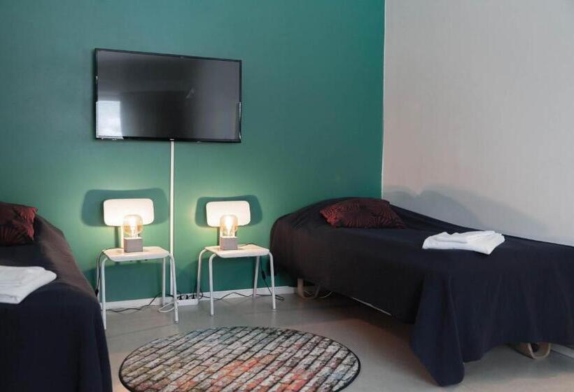 스탠다드 4인용 룸 공용 욕실, Kulkuri Hostellit Hämeenlinna