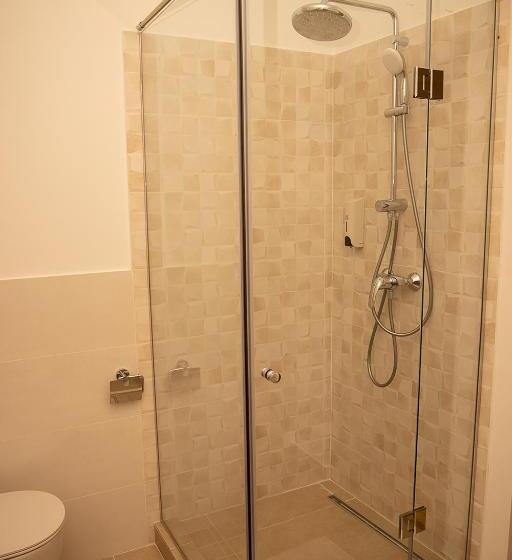 استودیوی لوکس, Manolle Boutique