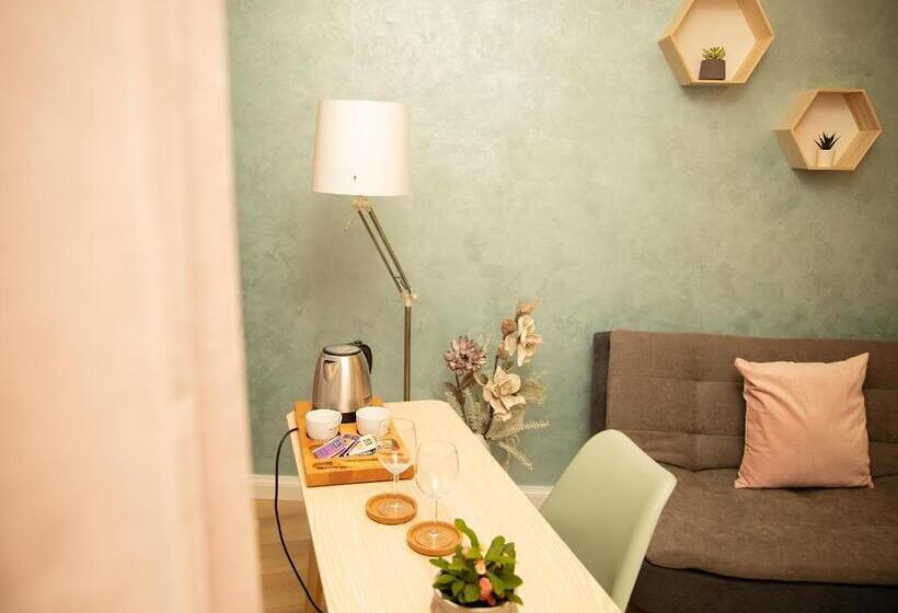 استودیوی لوکس, Manolle Boutique