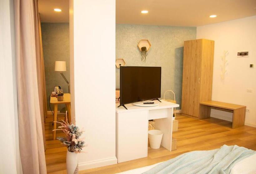 استودیوی لوکس, Manolle Boutique