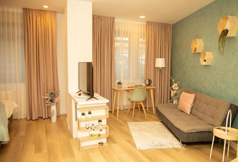 استودیوی لوکس, Manolle Boutique