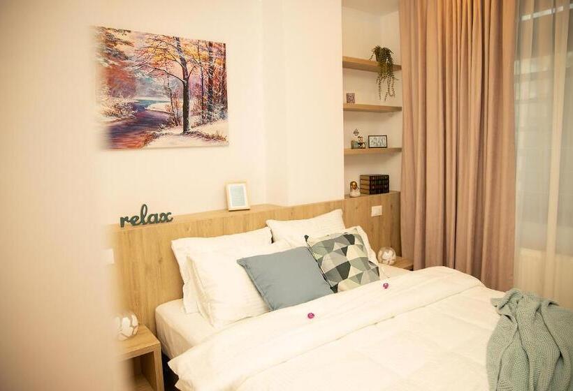 استودیوی لوکس, Manolle Boutique