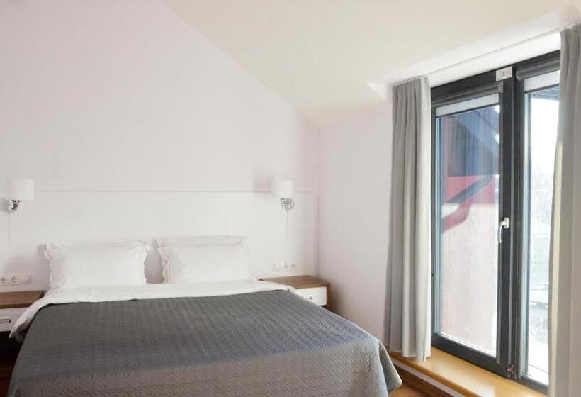 سوییت خانوادگی, Tip Tap Guest House