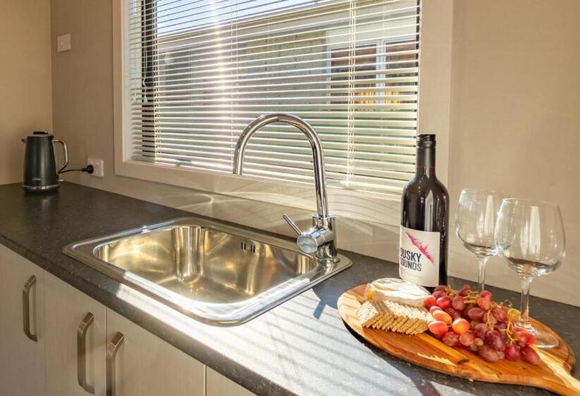 سوییت خانوادگی, Dusky Motels