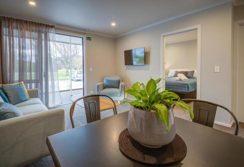 סוויטה משפחתית, Dusky Motels