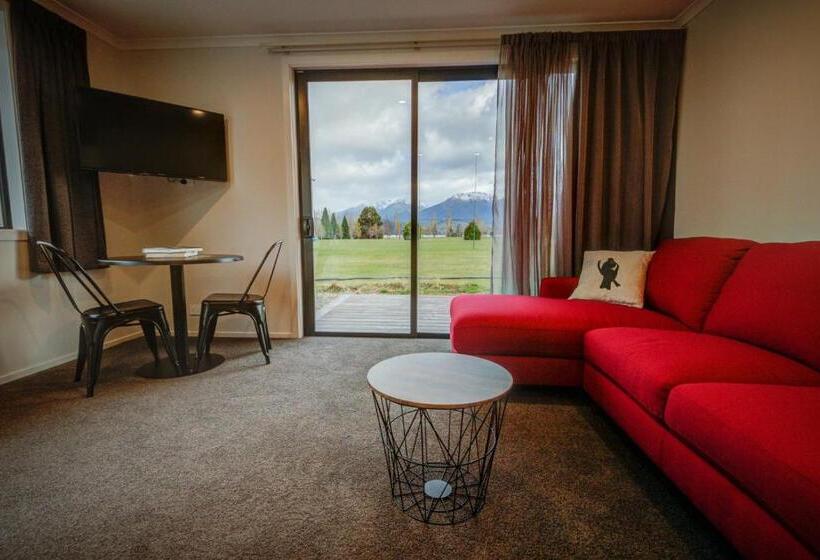 Suite with lake view, Dusky Motels