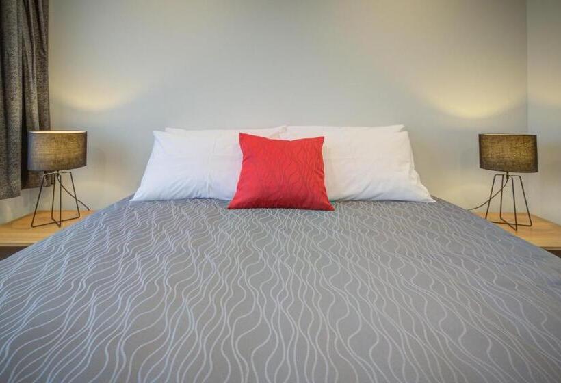 Suite with lake view, Dusky Motels