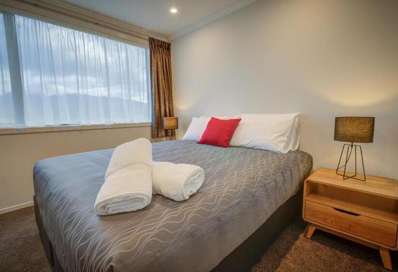 Suite with lake view, Dusky Motels