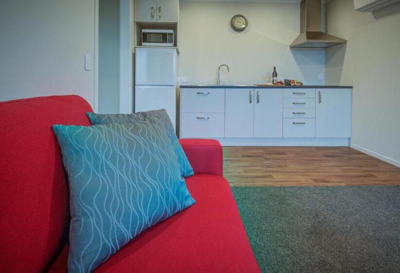 Suite with lake view, Dusky Motels