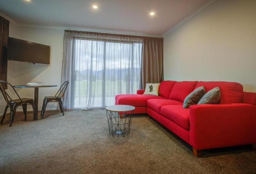 Suite with lake view, Dusky Motels