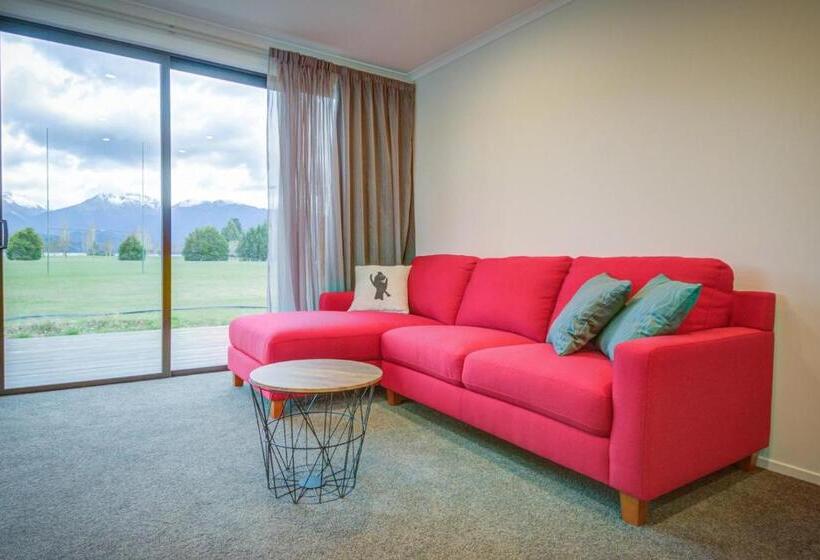 Suite with lake view, Dusky Motels