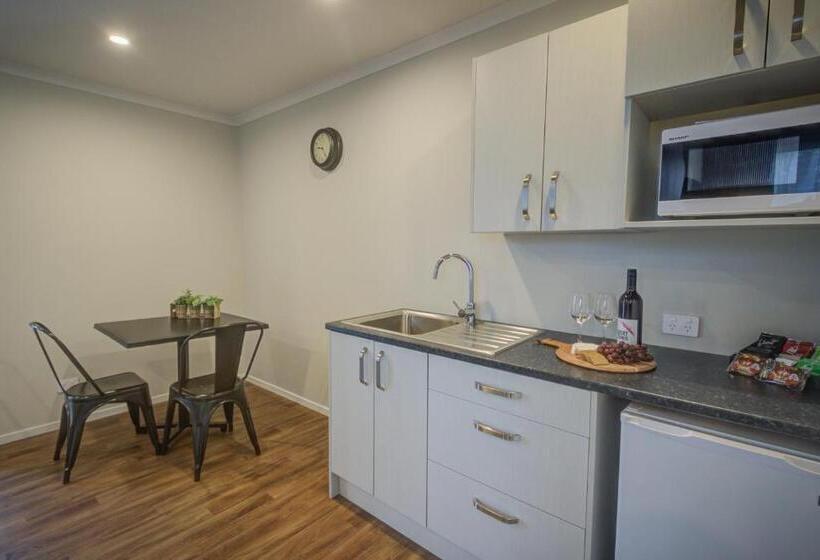 استودیوی لوکس, Dusky Motels