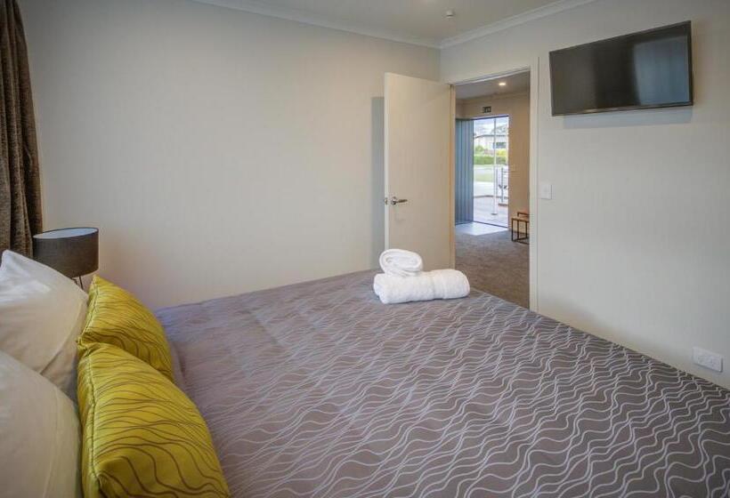 Deluxe Suite King Bed, Dusky Motels