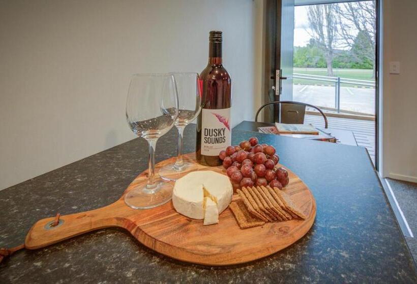 Deluxe Suite King Bed, Dusky Motels