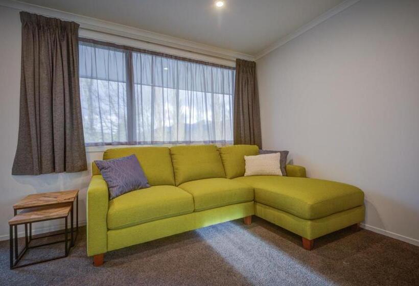 Deluxe Suite King Bed, Dusky Motels