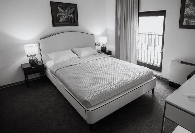 Номер Стандарт, The Square