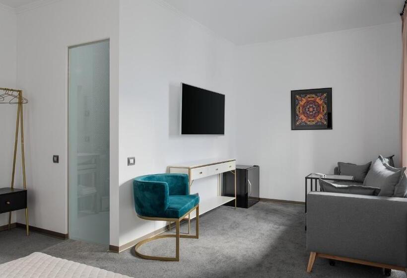 Семейный Номер, The Square