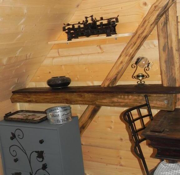 غرفة عائلية, Iedera Casa De Familii 2