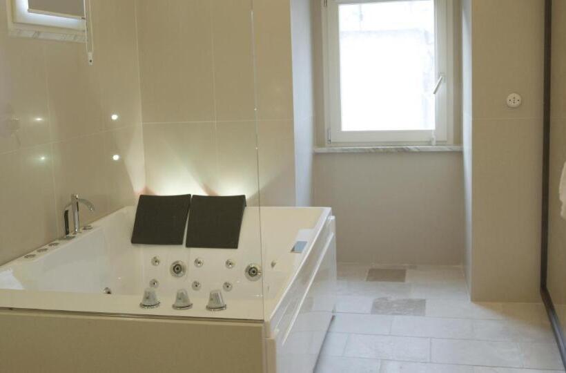 带阳台标准四人间, Enotrio