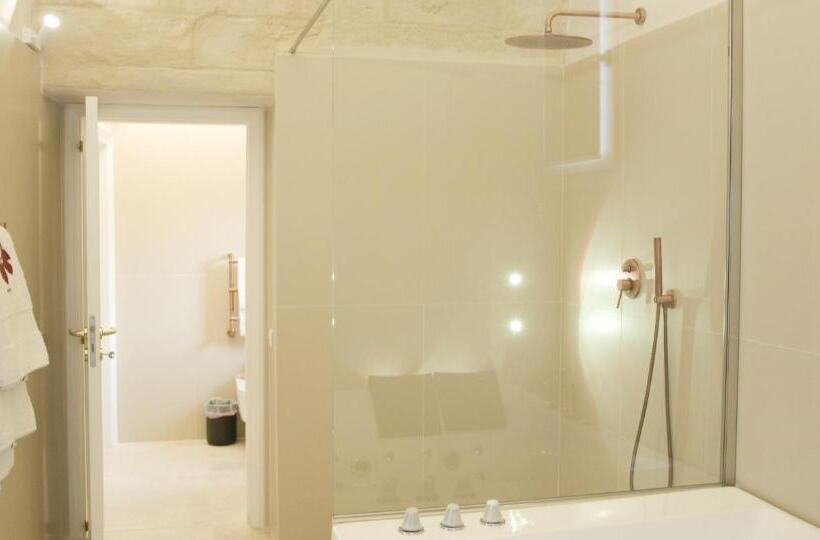 带阳台标准四人间, Enotrio