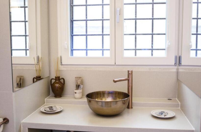 四人标准间, Enotrio