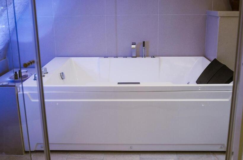 四人标准间, Enotrio