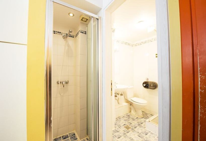 ルームシェアのワンベッド, Safestay Athens Monastiraki