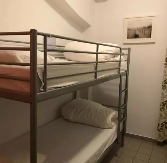 اتاق استاندارد با تخت‌های تاشو, Safestay Athens Monastiraki