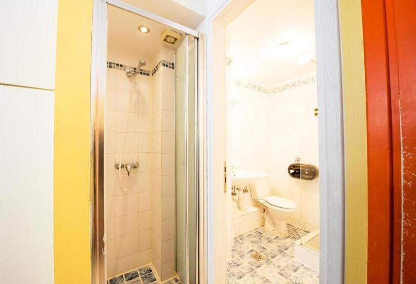 ルームシェアのワンベッド, Safestay Athens Monastiraki