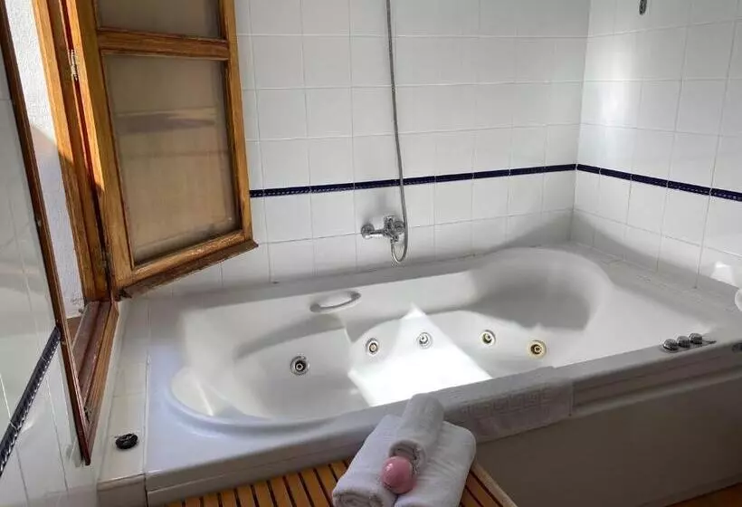 اتاق استاندارد با وان آب گرم, Hostal Moscatel