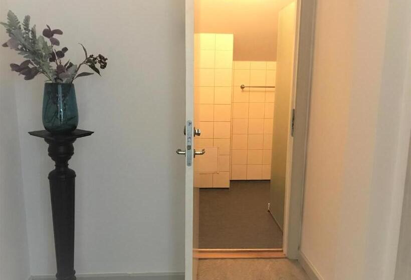 اتاق استاندارد با سرویس بهداشتی مشترک, Akademihotellet