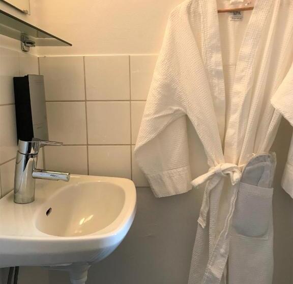 اتاق استاندارد با سرویس بهداشتی مشترک, Akademihotellet