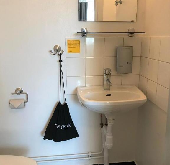 اتاق استاندارد با سرویس بهداشتی مشترک, Akademihotellet