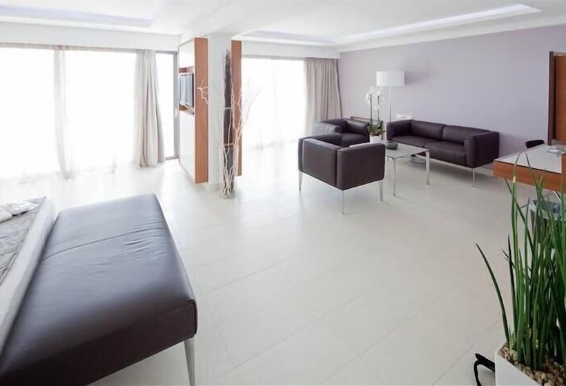 سوئیت اجرایی با چشم‌انداز دریا, Alimounda Mare