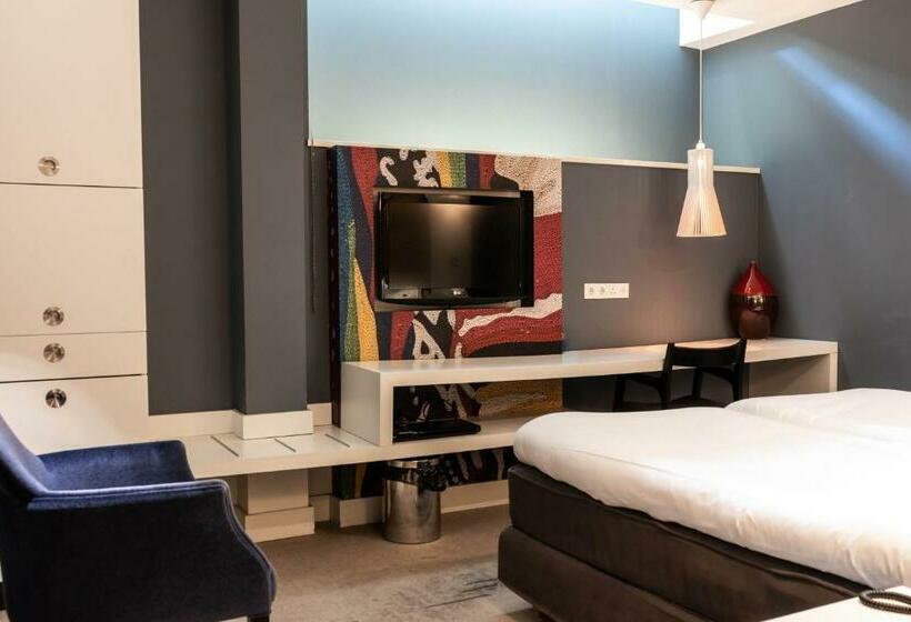 غرفة عائلية, Jl No76