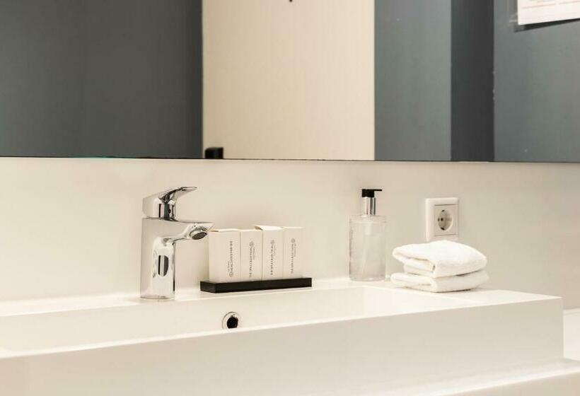 غرفة عائلية, Jl No76