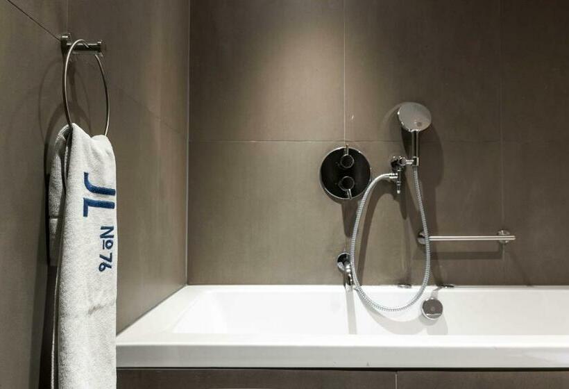 غرفة عائلية, Jl No76