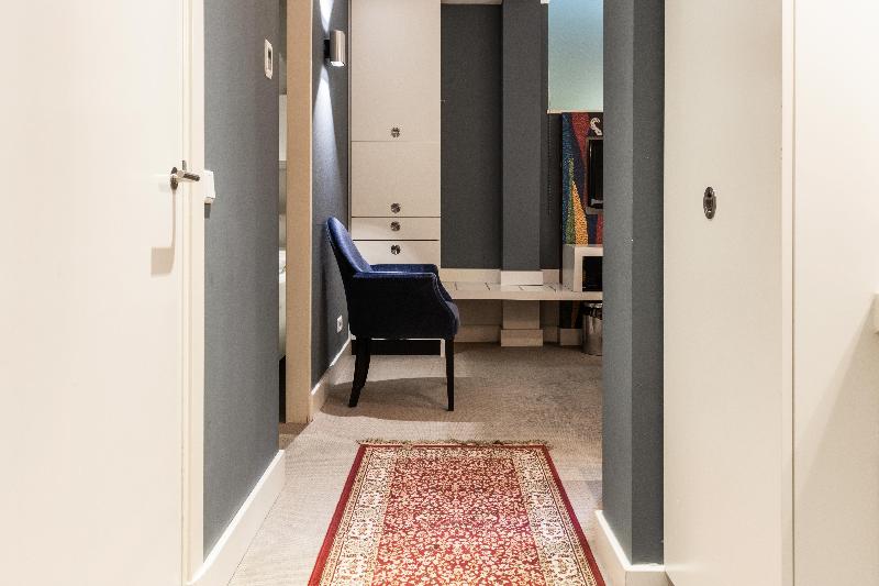 غرفة عائلية, Jl No76