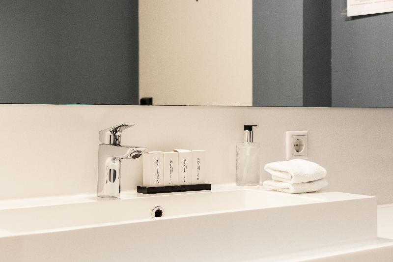 غرفة ديلوكس, Jl No76