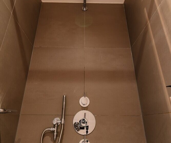 غرفة ديلوكس, Jl No76