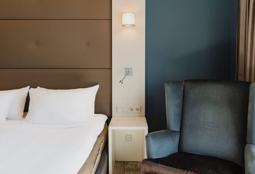 غرفة ديلوكس, Jl No76