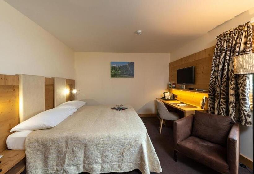 컴포트 룸, Nira Alpina