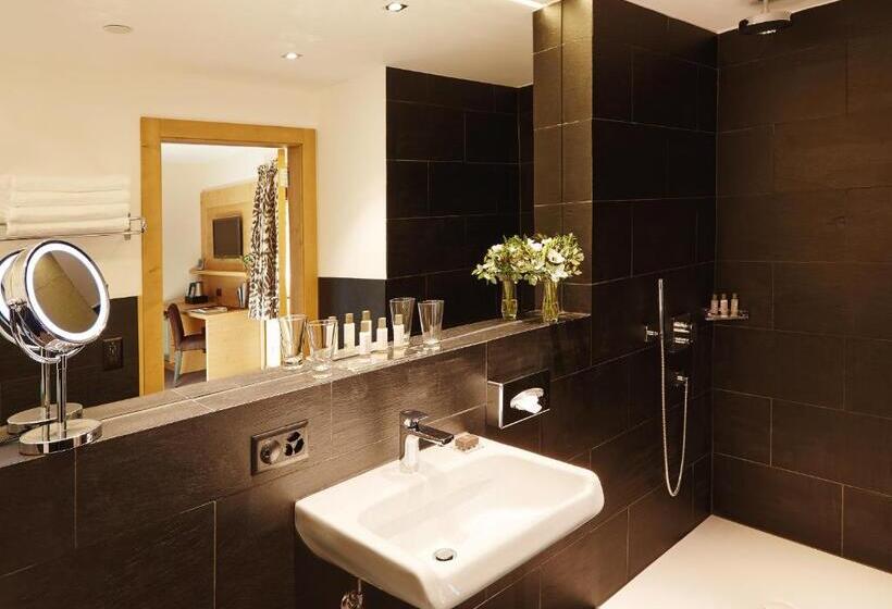 컴포트 룸, Nira Alpina