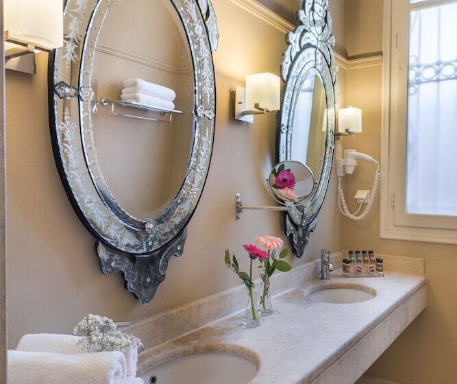 اتاق خانوادگی, Syrou Melathron