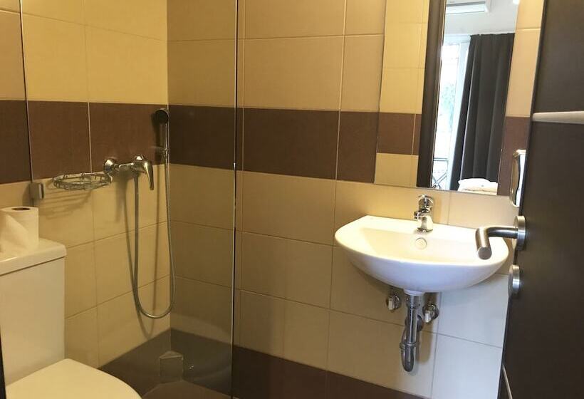 غرفة قياسية مزوَّدة بشُرفة, Pella Inn Hostel