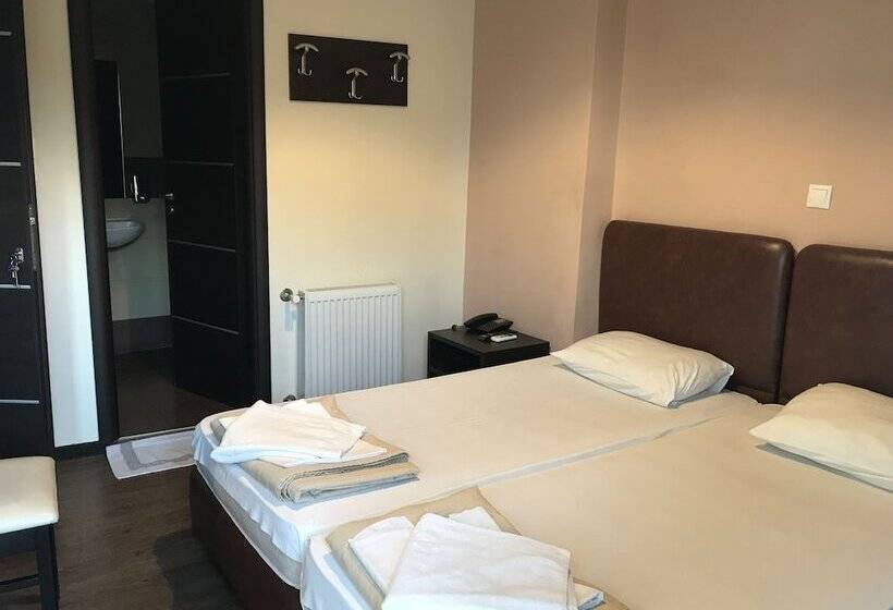 غرفة قياسية مزوَّدة بشُرفة, Pella Inn Hostel