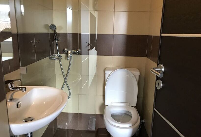 غرفة قياسية مزوَّدة بشُرفة, Pella Inn Hostel