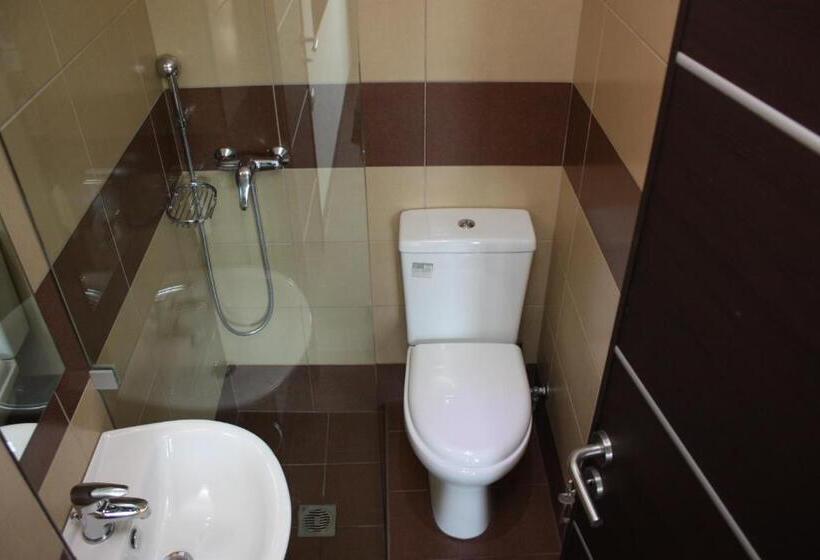 غرفة قياسية مزوَّدة بشُرفة, Pella Inn Hostel