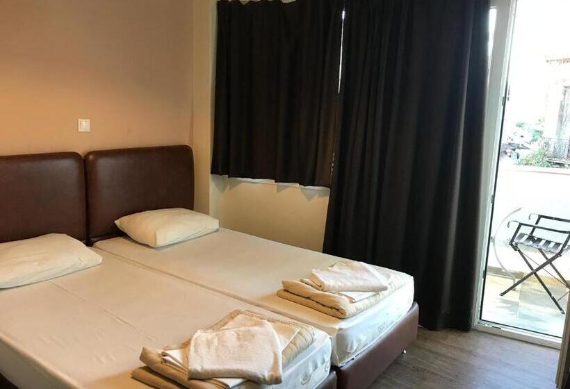 غرفة قياسية مزوَّدة بشُرفة, Pella Inn Hostel