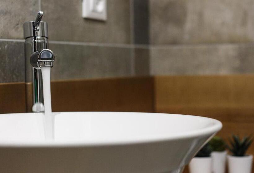 اتاق لوکس با تخت بزرگ, Nel Cuore Dell Aquila Bnb